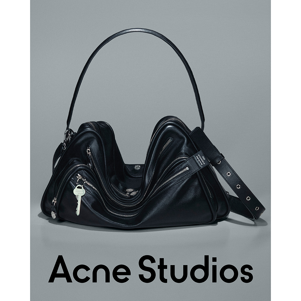 Acne Studiosが2025年SSコレクションで新作バッグ“Camero Bag”を発表！